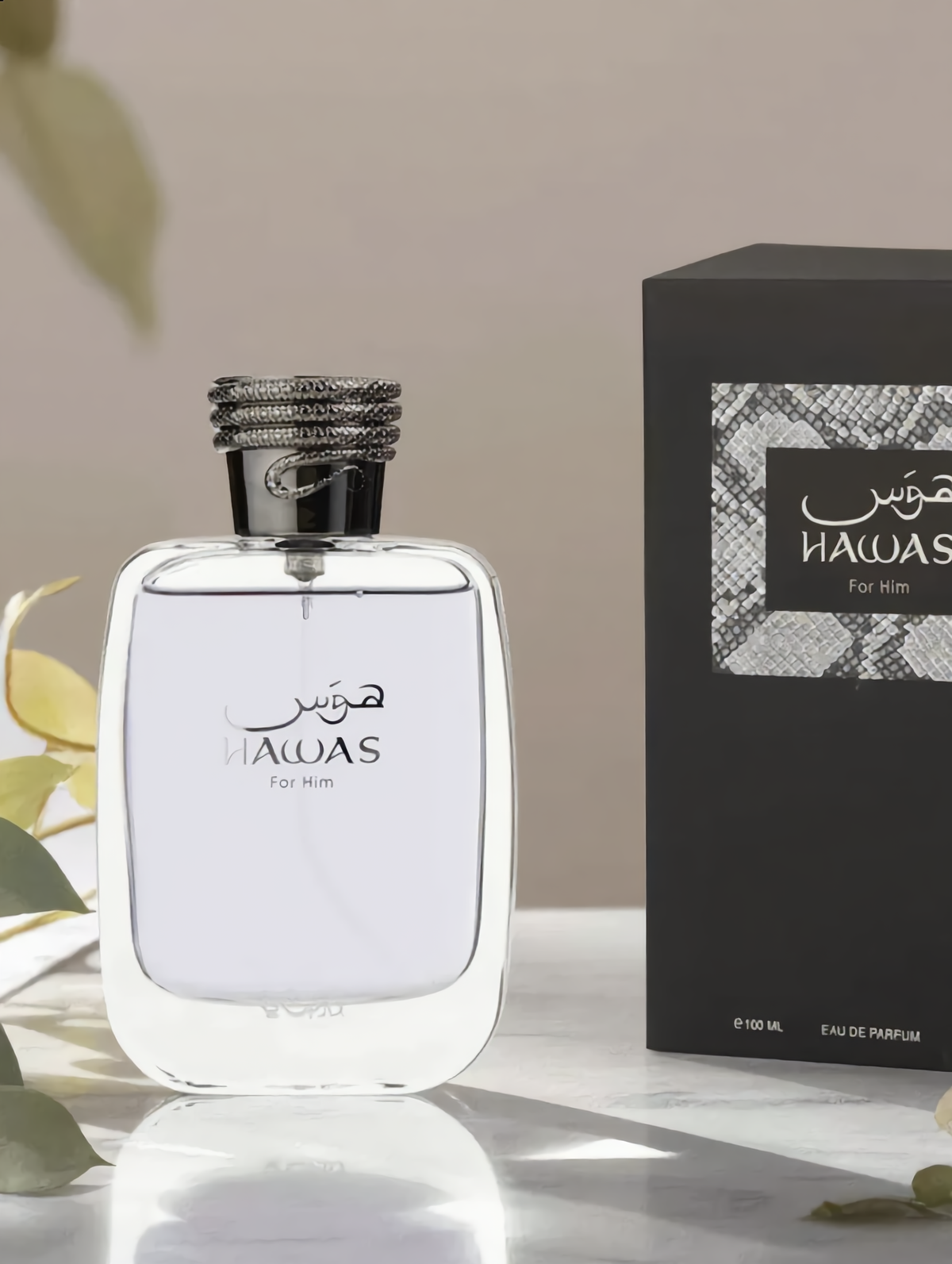 Rasasi Hawas for Him Eau de Parfum Flasche mit Verpackung auf hellem Marmor - kaufenparfum.de