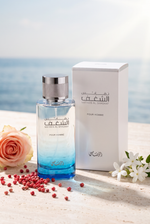 Rasasi Nafaeis Al Shaghaf Pour Homme Eau de Parfum Flakon mit Verpackung an sonniger Meeresterrasse mit Rose und Jasmin - kaufenparfum.de