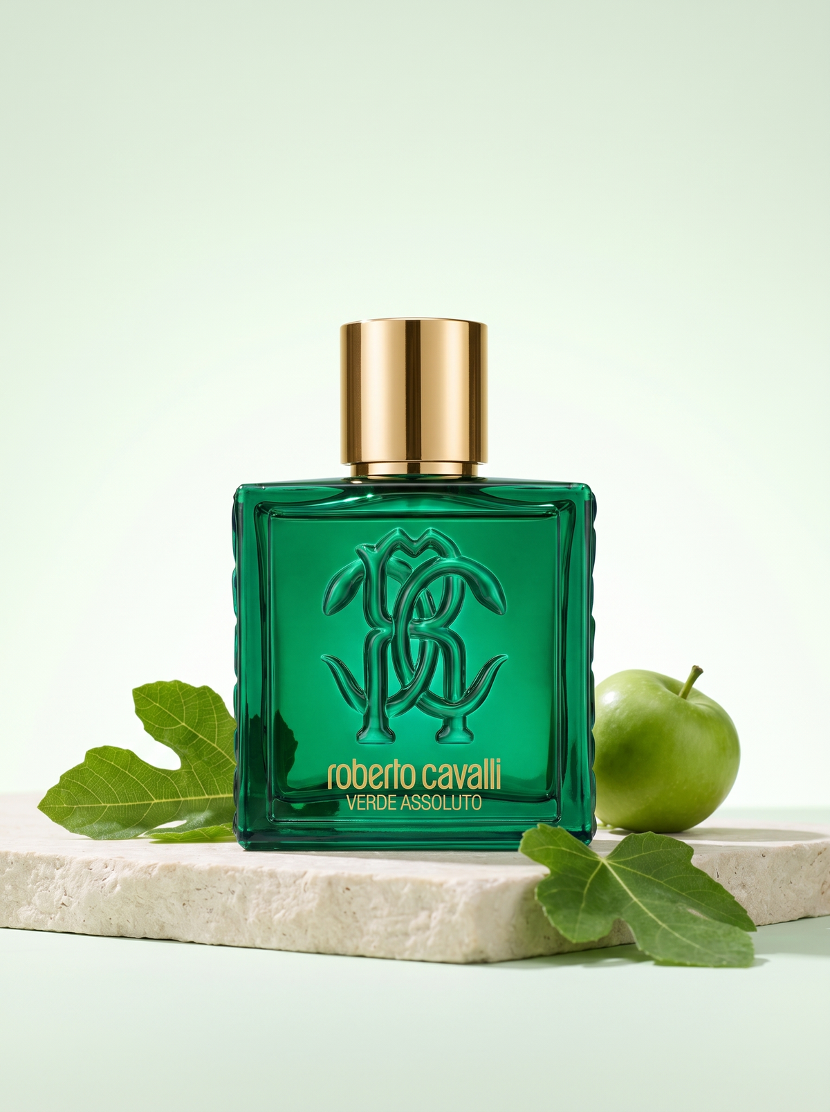 Roberto Cavalli Uomo Verde Assoluto Eau de Parfum 100 ml - gruener Flakon auf hellem Stein mit Feigenblatt und Apfel