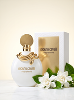 Roberto Cavalli Serpentine Eau de Parfum 30 ml - weisser Flakon mit goldener Schlange und Verpackung auf hellem Marmor