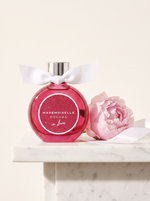 Rochas Mademoiselle in Love Eau de Parfum 90 ml - pinker Flakon mit weisser Schleife auf weissem Marmor mit Pfingstrose