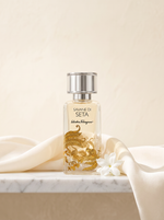 Salvatore Ferragamo Savane di Seta Eau de Parfum - Flakon mit Goldmuster auf weissem Marmor mit Seide