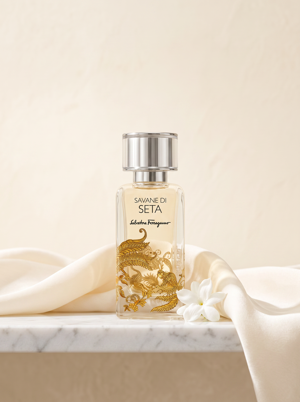Salvatore Ferragamo Savane di Seta Eau de Parfum - Flakon mit Goldmuster auf weissem Marmor mit Seide