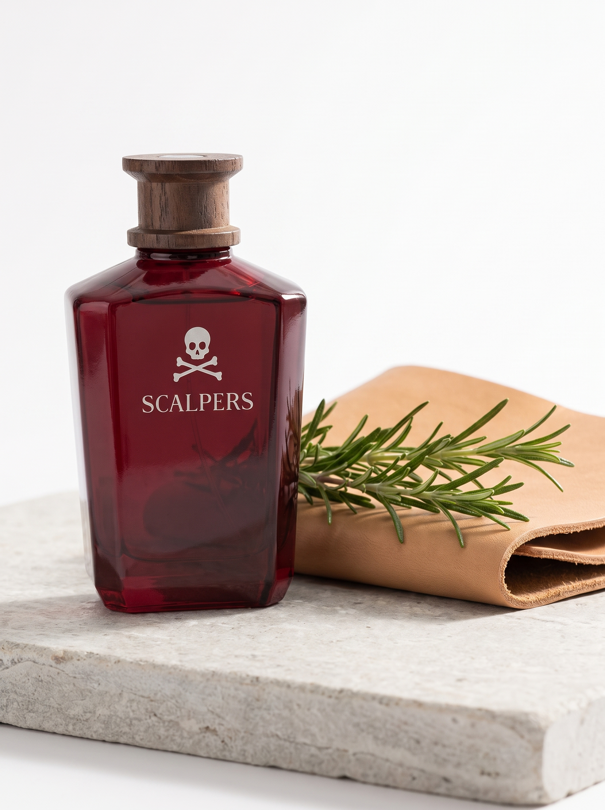 Scalpers The Speed Club Eau de Parfum 125 ml - roter Flakon mit Holzdeckel auf hellem Stein mit Leder und Rosmarin