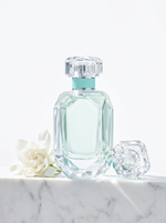 Tiffany & Co. Eau de Parfum 50 ml - facettierter Kristallflakon auf weissem Marmor mit Gardenie