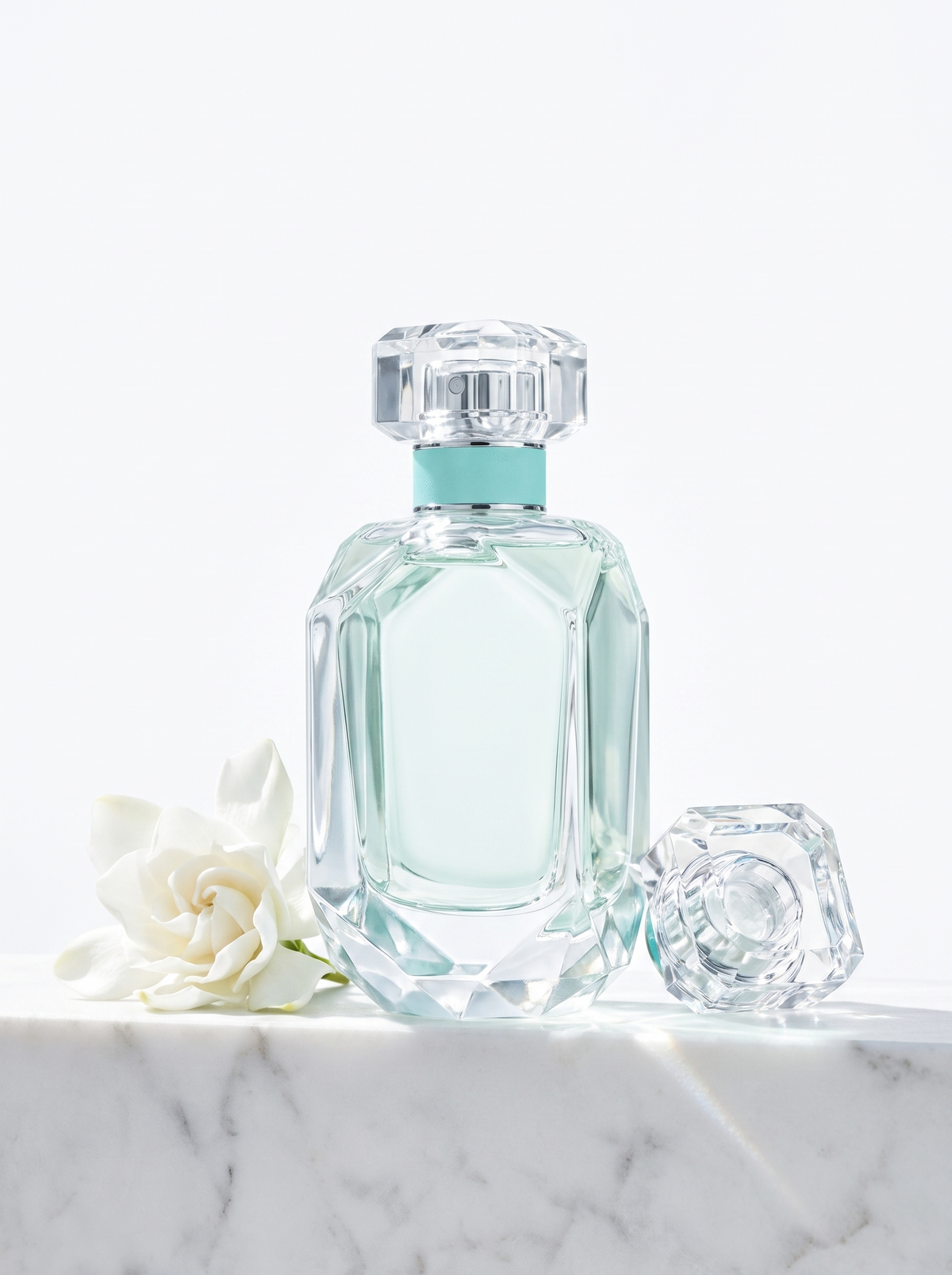 Tiffany & Co. Eau de Parfum 50 ml - facettierter Kristallflakon auf weissem Marmor mit Gardenie