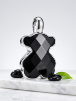 Tous LoveMe Onyx Eau de Parfum 50 ml - schwarzer Baerchen-Flakon auf hellem Marmor mit Onyxsteinen