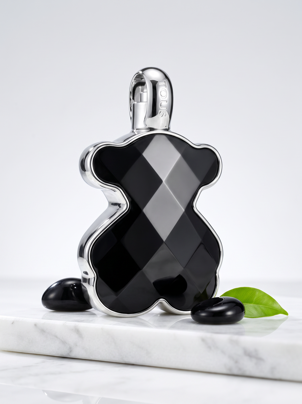Tous LoveMe Onyx Eau de Parfum 50 ml - schwarzer Baerchen-Flakon auf hellem Marmor mit Onyxsteinen
