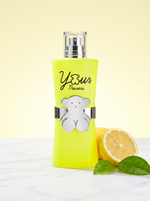 Tous Your Powers Eau de Toilette 90 ml - neongelber Flakon mit Baerchen-Emblem auf hellem Marmor mit Zitrone