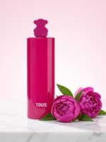 Tous More More Pink Eau de Toilette 90 ml - pinker Flakon mit Baerchen-Verschluss auf hellem Marmor mit Pfingstrosen
