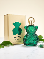 Tous LoveMe The Emerald Elixir Eau de Parfum 90 ml - gruener Baerchen-Flakon mit Verpackung auf hellem Marmor