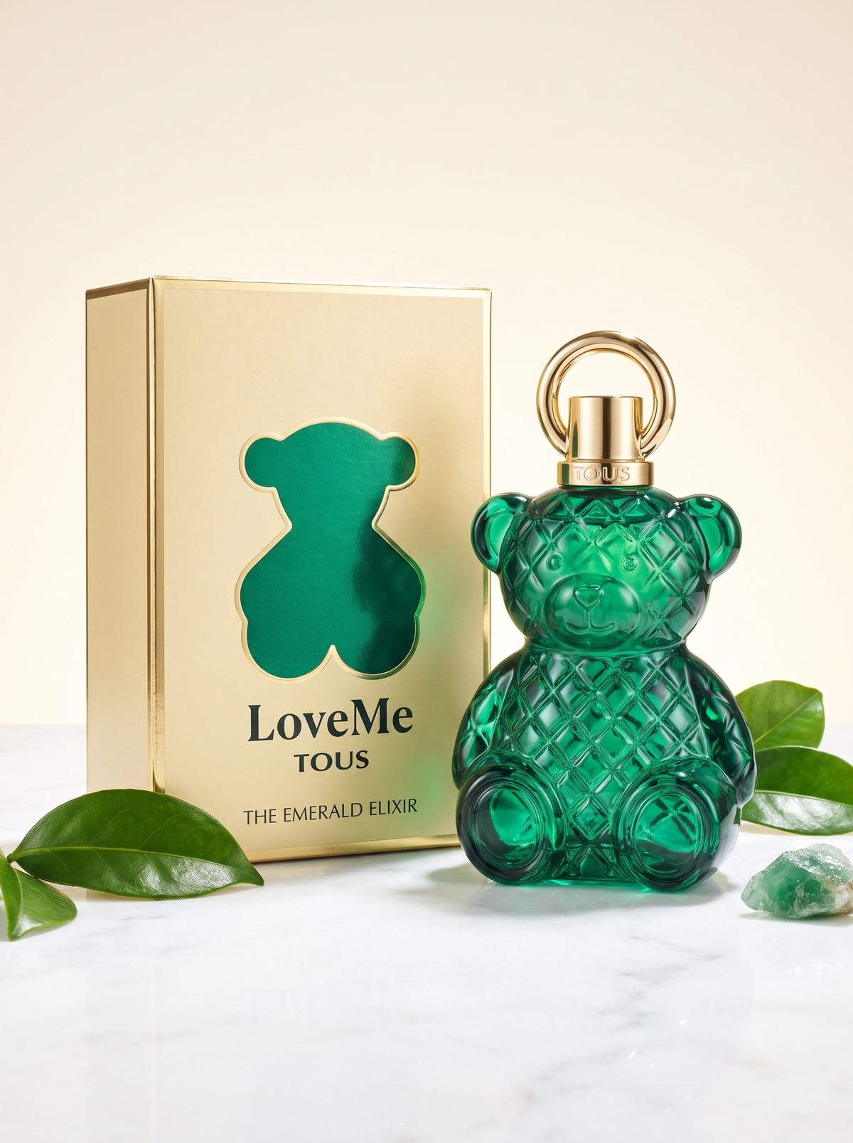 Tous LoveMe The Emerald Elixir Eau de Parfum 90 ml - gruener Baerchen-Flakon mit Verpackung auf hellem Marmor