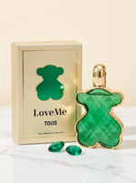 Tous LoveMe The Emerald Elixir Eau de Parfum 50 ml - gruener Baerchen-Flakon mit Verpackung auf weissem Marmor