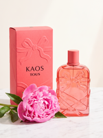 Tous Kaos Eau de Parfum 30 ml - korallenrosa Flakon mit Verpackung auf weissem Marmor mit Pfingstrose