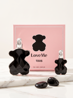 Tous LoveMe The Onyx Parfum Set - schwarze Baerchen-Flakons mit Verpackung auf weissem Marmor