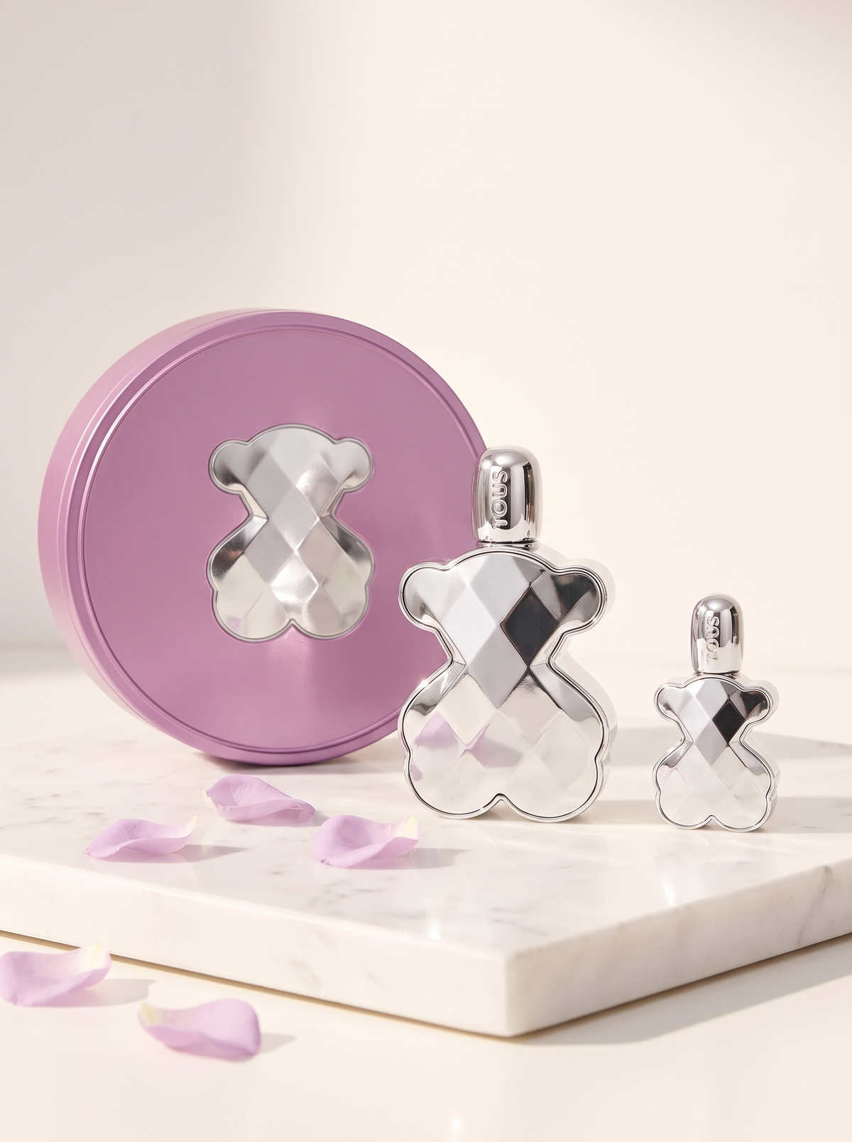 Tous LoveMe The Silver Parfum Set - silberne Baerchen-Flakons mit Dose auf weissem Marmor