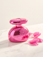 Tous Electro Touch Eau de Parfum 50 ml - metallic pinker Flakon auf weissem Marmor mit Pfingstrosenblaettern