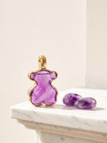 Tous LoveMe The Amethyst Elixir Eau de Parfum 30 ml - violetter Baerchen-Flakon auf weissem Marmor mit Amethyst