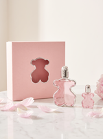 Tous LoveMe Eau de Parfum Set - rosa Baerchen-Flakons mit Verpackung auf weissem Marmor