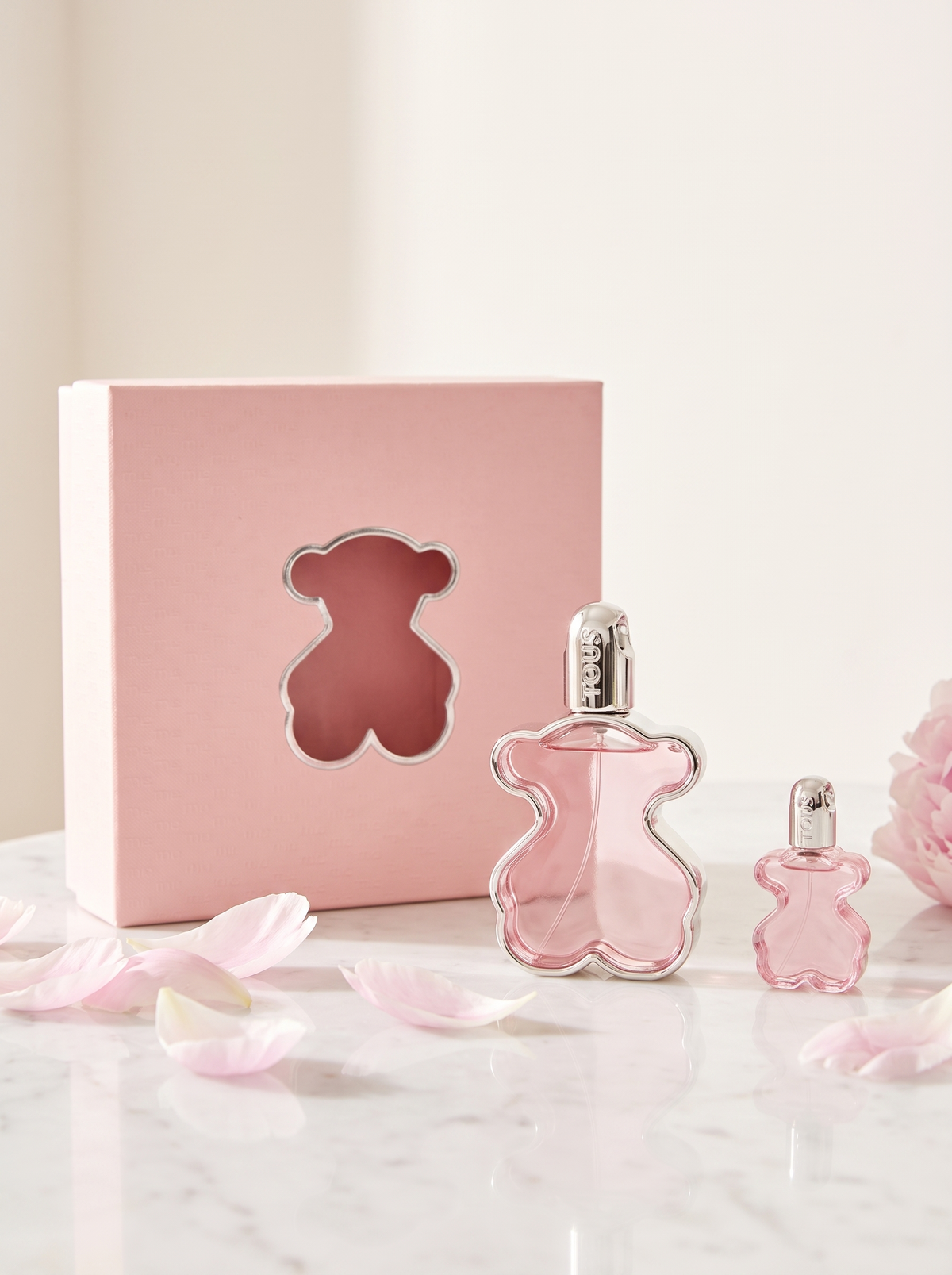 Tous LoveMe Eau de Parfum Set - rosa Baerchen-Flakons mit Verpackung auf weissem Marmor