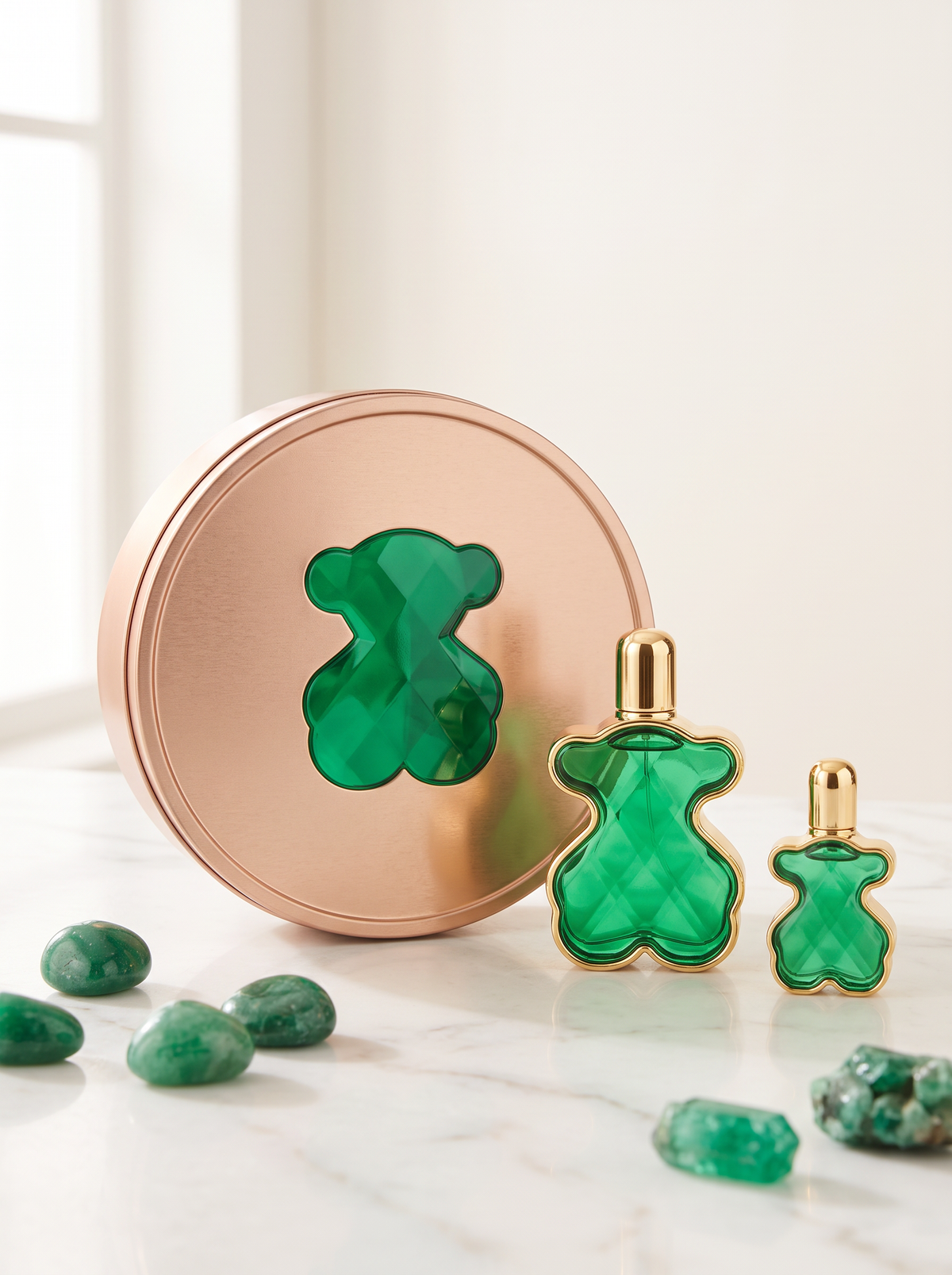 Tous LoveMe The Emerald Elixir Parfum Set - gruene Baerchen-Flakons mit Rosegold-Dose auf weissem Marmor