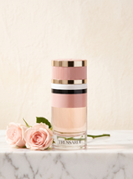 Trussardi Eau de Parfum 90 ml - rosa Flakon auf weissem Marmor mit Rosen