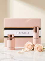 Trussardi Donna Eau de Parfum Geschenkset - Flakon und Deodorant mit Verpackung auf weissem Marmor mit Rosen