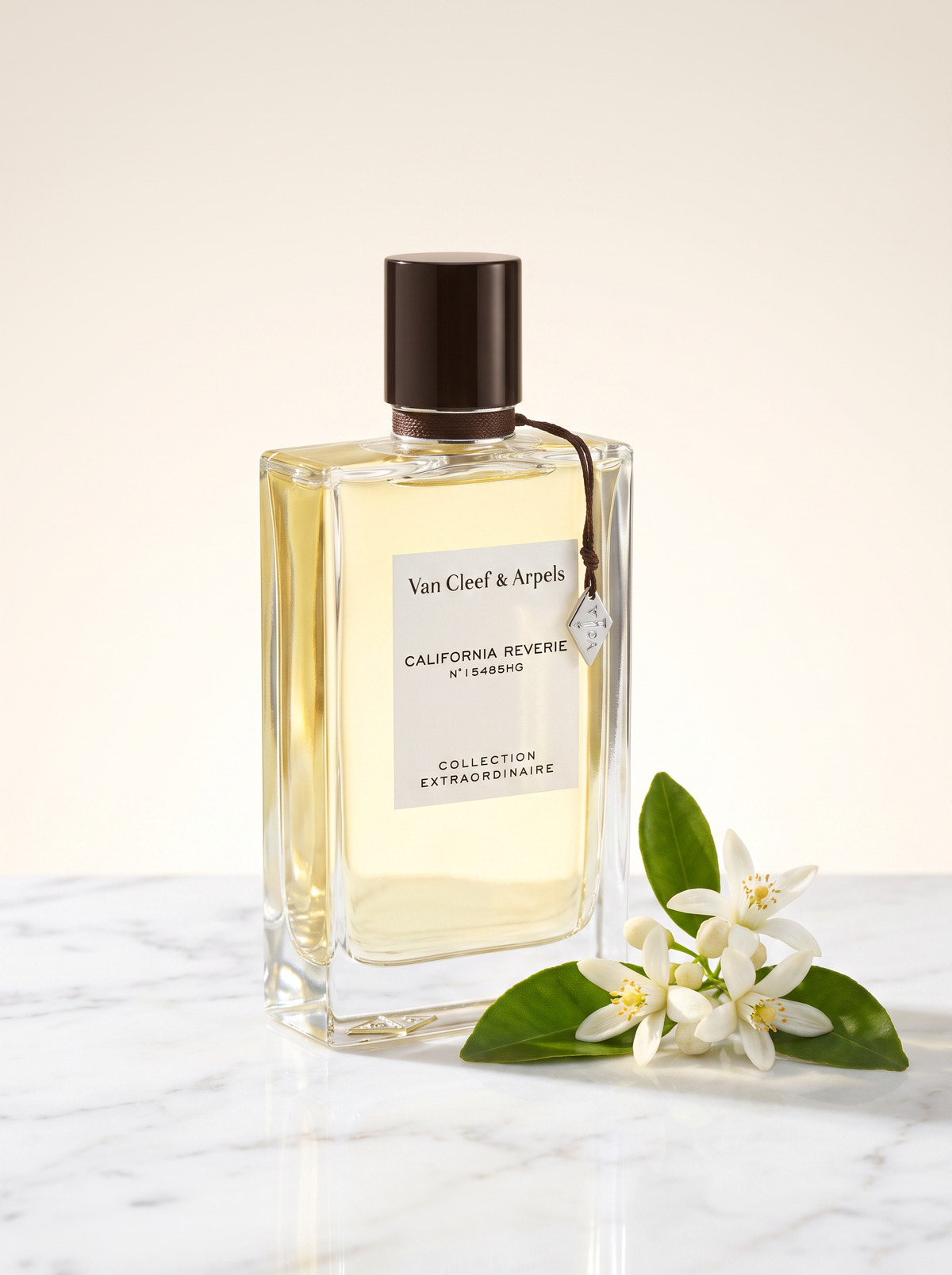 Van Cleef and Arpels California Reverie Eau de Parfum 75 ml - Flakon auf hellem Marmor mit Orangenblueten